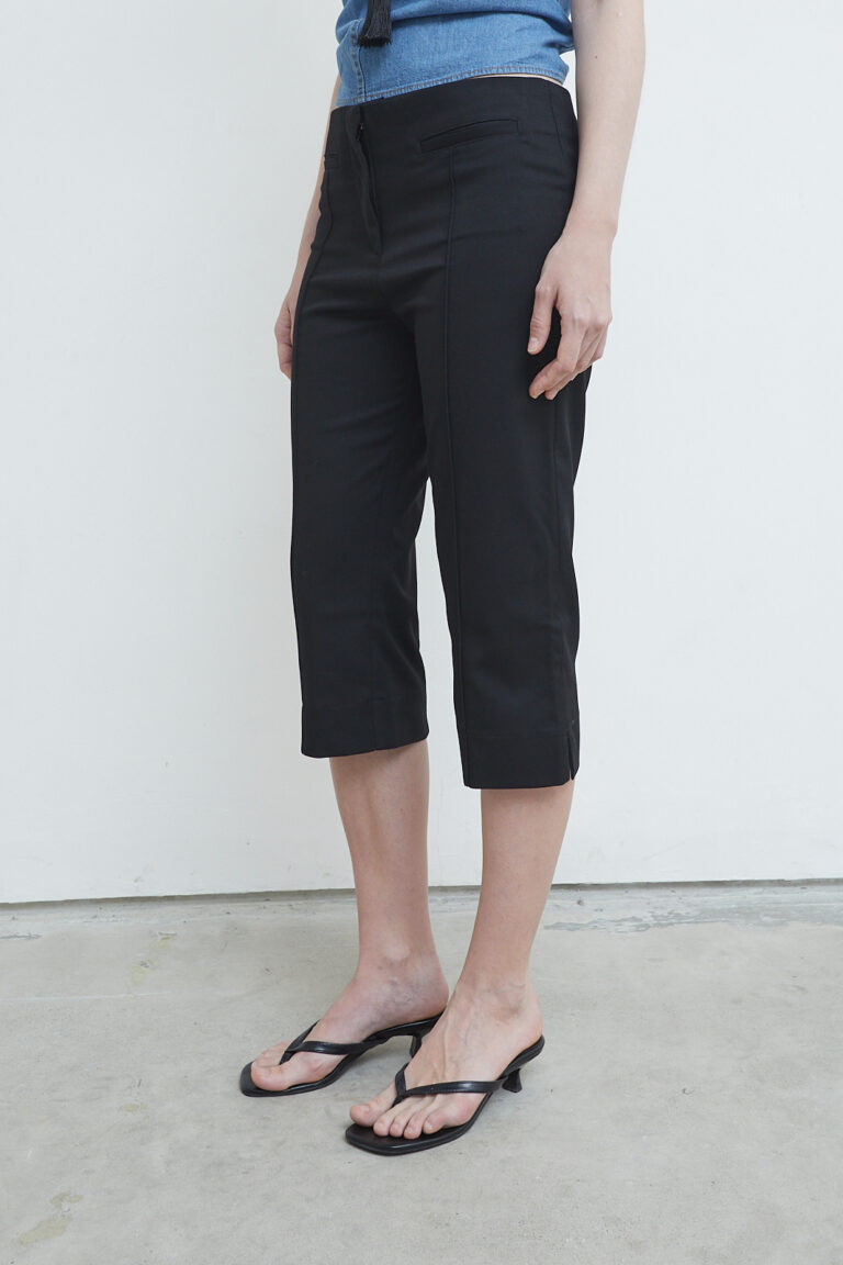 Form Capri Shorts Black